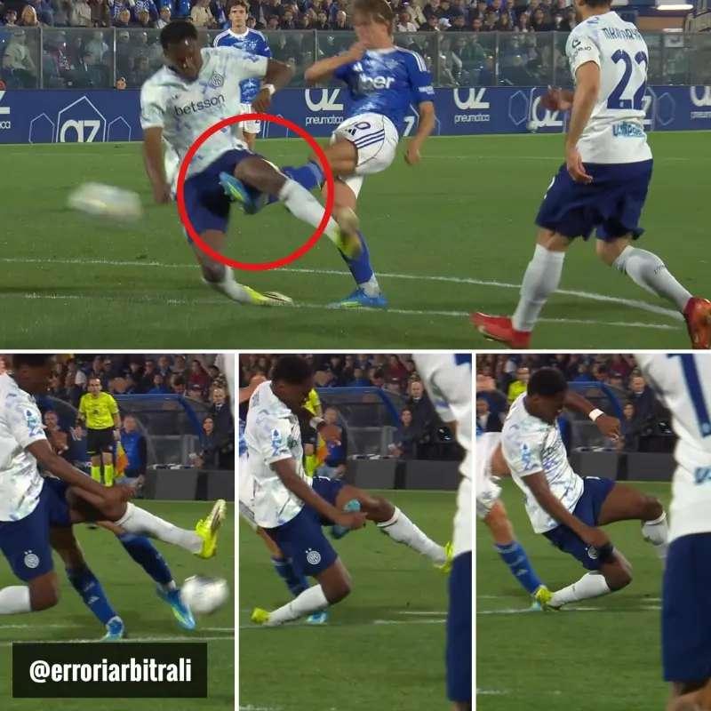 没有比这场裁判更差的了！太多反着裁判的球！阿坎吉边路被吹的那个球，阿坎吉连人都没