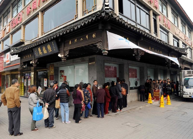 陆稿荐确实名不虚传！它那独特的酱汁调配，香味浓郁醇厚，怪不得深受市民厚爱。这背