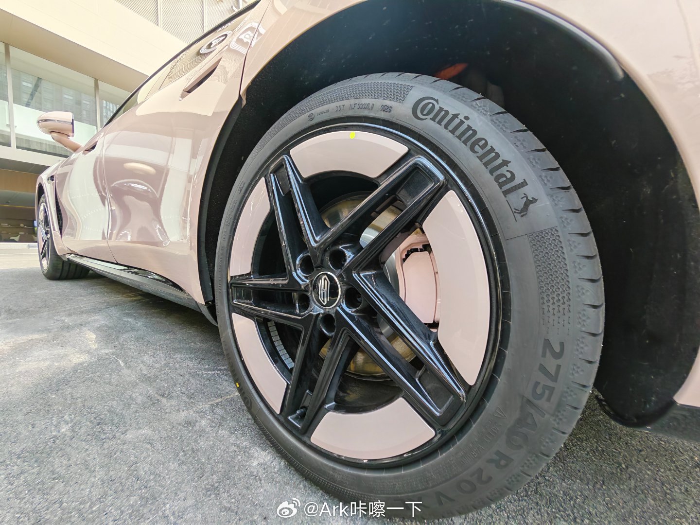 安徽第一台尚界Z7T已经到了，接下来会在合肥万象城展出，还是个粉色，连Bremb