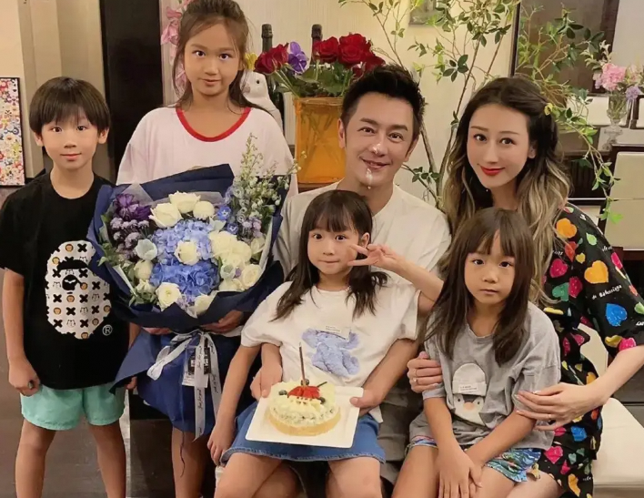 陈浩民妻子拉低裤子露肚皮，疑似怀第五胎引争议