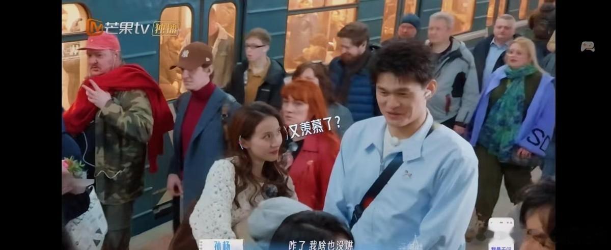 孙杨这季《妻旅》其实把一个很扎心的真相摊开了：一个人在自己的赛道上拿奥运冠军，跟