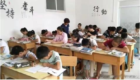 昨天和一老伙计聊天，聊到现在孩子读书的事，他摇着头“哎”了一声说:如今读书不光是