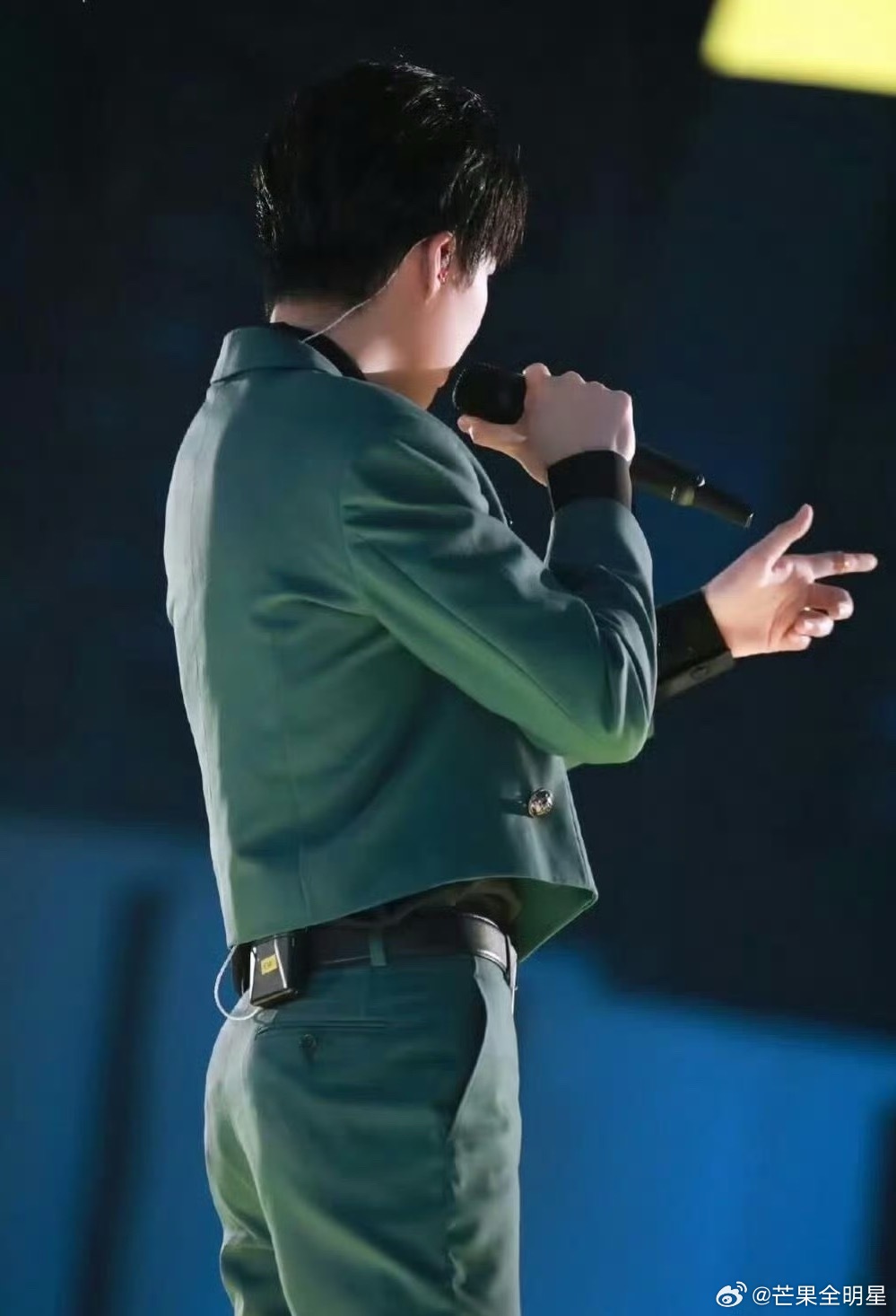 刘宇宁臀部翘到可以顶起一瓶汽水又开辟新赛道了哈哈哈哈哈，小贝怎么贡献出那么多笑料