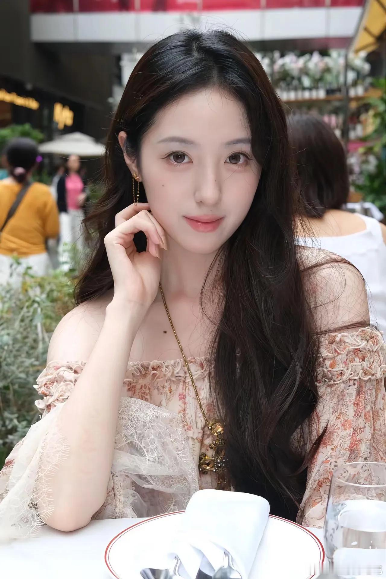 淡极生艳。深圳万象天地真的遍地是美女！