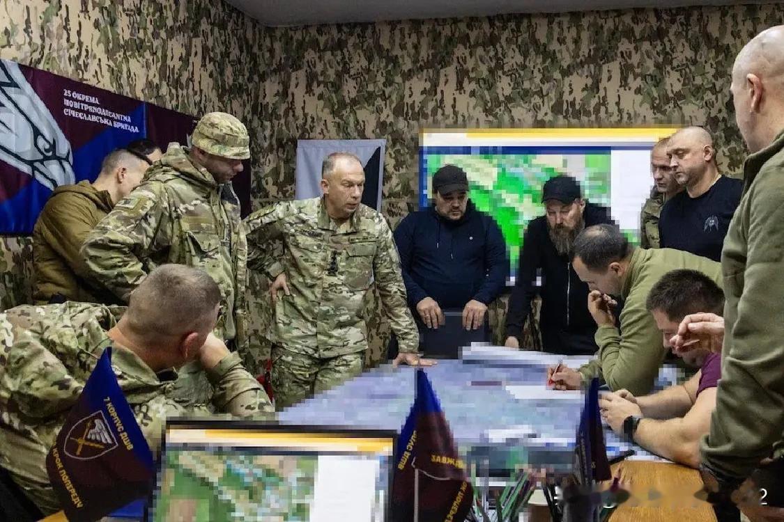西尔斯基抵达乌军空中突击部队第7军在顿涅茨克地区的指挥部11月3日，