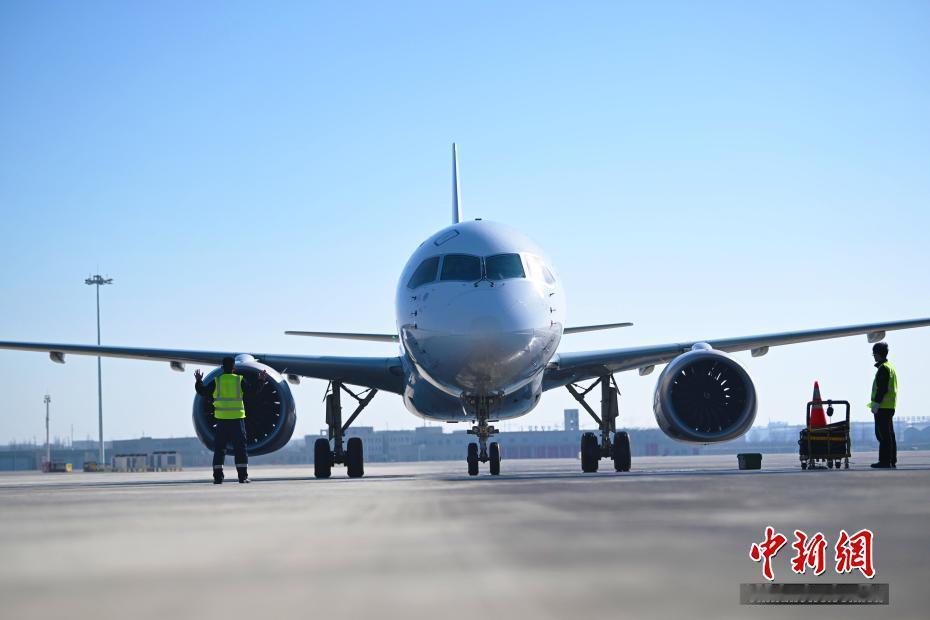 国产C919客机已开通高原机场航线！东方航空公司运营的C919型客机于周一开始