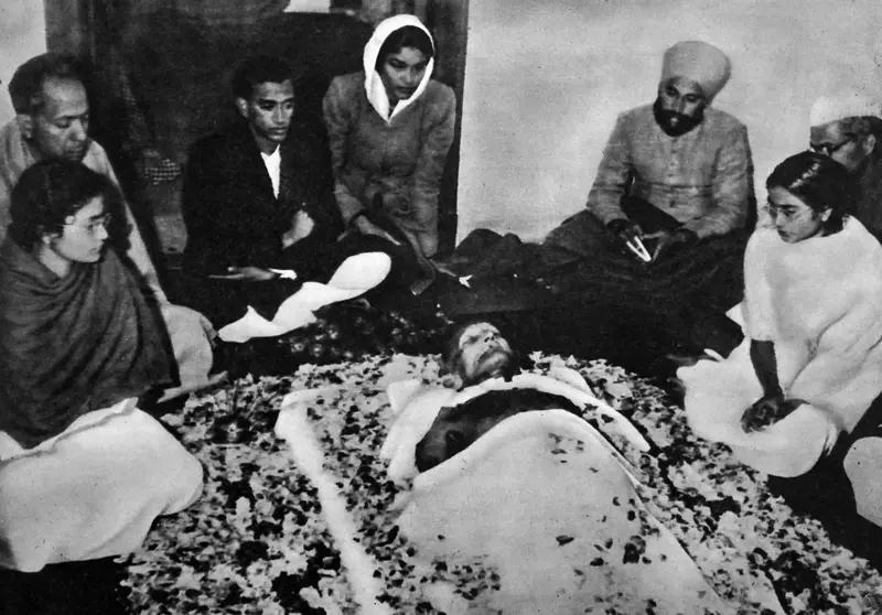 印度这场闹剧真让人唏嘘。飞行员阿比纳单战机被击落，落入巴基斯坦手中，巴方还客气对