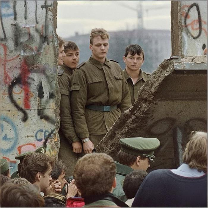 1989年11月11日，柏林墙正式开放两天后，东德边防军士兵站在隔离墙缺口处，眼