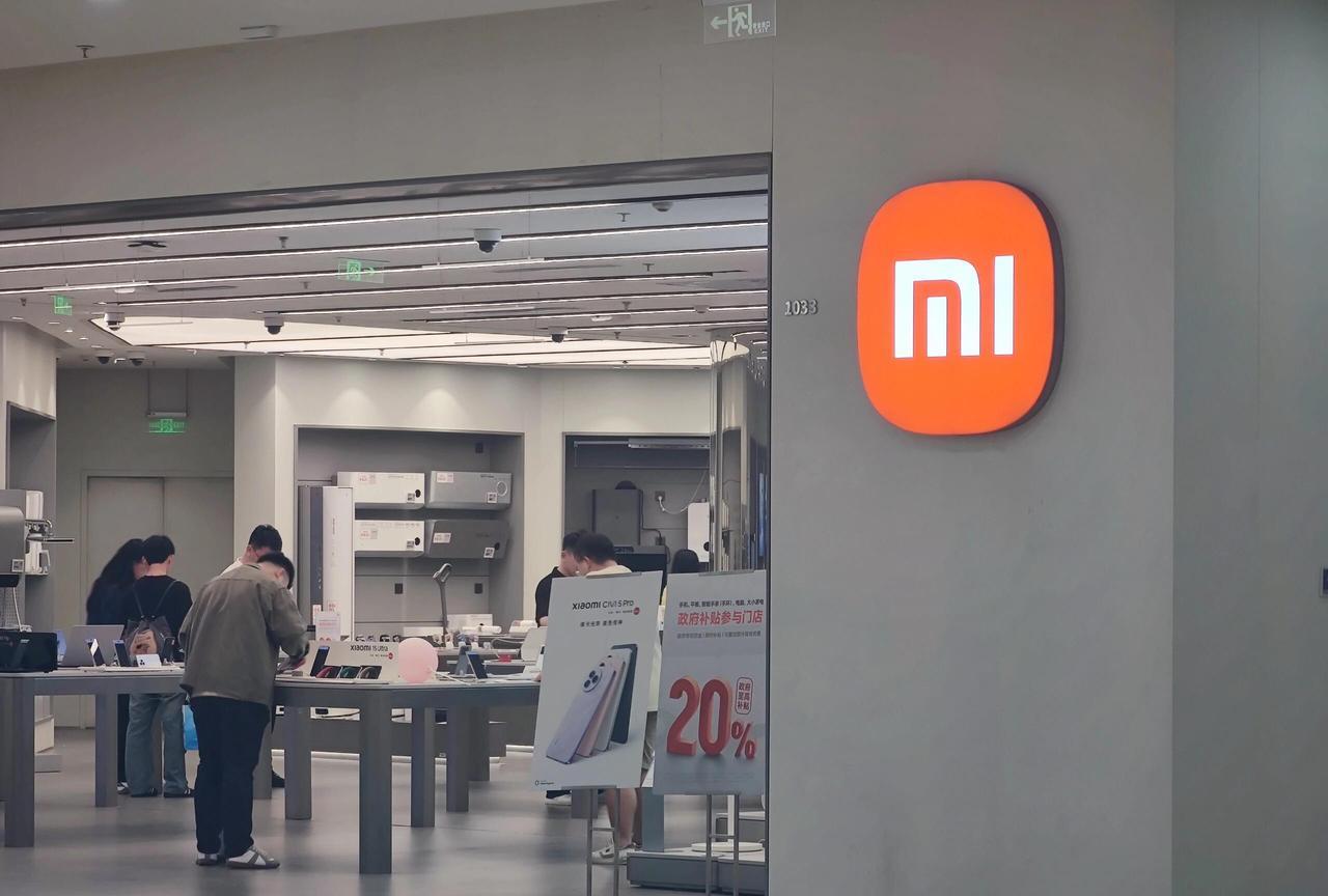 小米之家不给充电前两天逛街电量不足，寻思去小米之家补一下电。在商场里连着走了