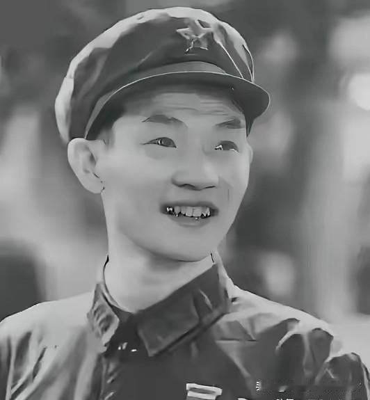 1979年越战战场，何学高被两名越军死死箍住双臂！他盯着敌人狰狞的脸，手已经摸向