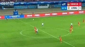 山东泰山对河南那场球，河南门将送的大礼，简直能让人看一整天。高空球砸下来，后卫