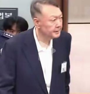 至今人们还不明白尹锡悦当年成为总统的时候，宁可抛弃中国关系也要迎合美国，这时候他