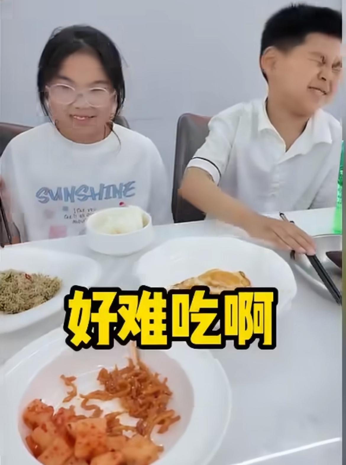 韩国舅妈给中国侄子侄女做了韩国菜，结果两个孩子看了一下都没有食欲，迟迟不想动筷子