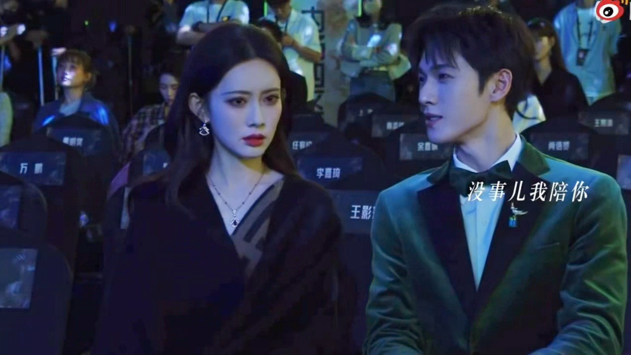 李昀锐笑着哄孟子义孟子义李昀锐《星光大赏》内场热聊，孟子义因裙摆过长登台时意外摔