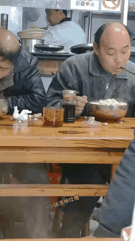 观察力强的食客，抓住了俩大哥不同凡响的锃亮人生。