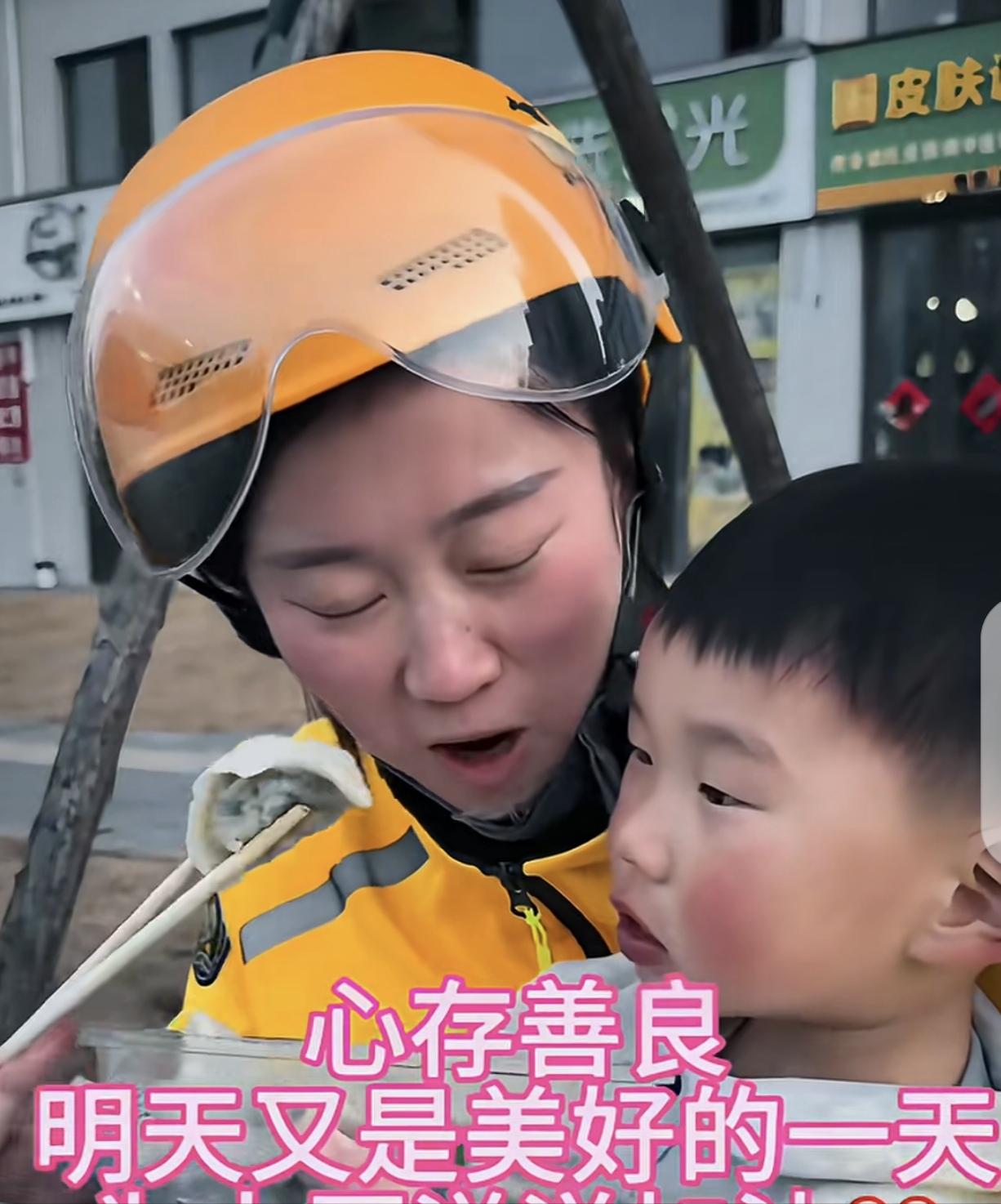 “破防了！”一女子大年初二，带着年幼的儿子送外卖，竟然捡到一个装着10000多元