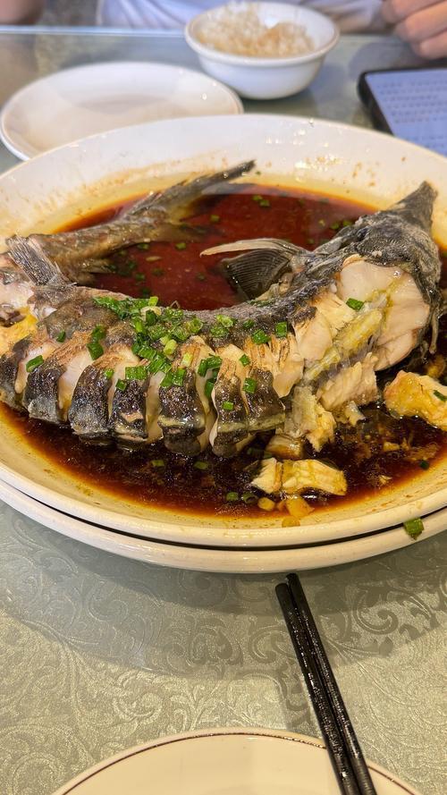 2025年某次饭局上，董明珠被服务员端上的一盘清蒸鲈鱼“惊”到——鱼身上葱丝排列