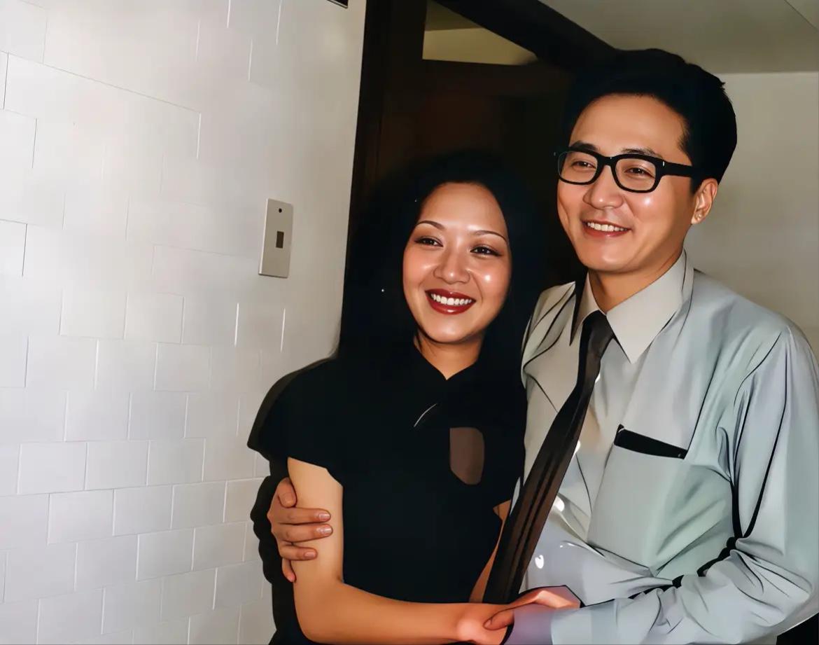 1980年，李敖和胡因梦签完离婚协议后，正式分开之后的照片，面对记者的镜头，两个