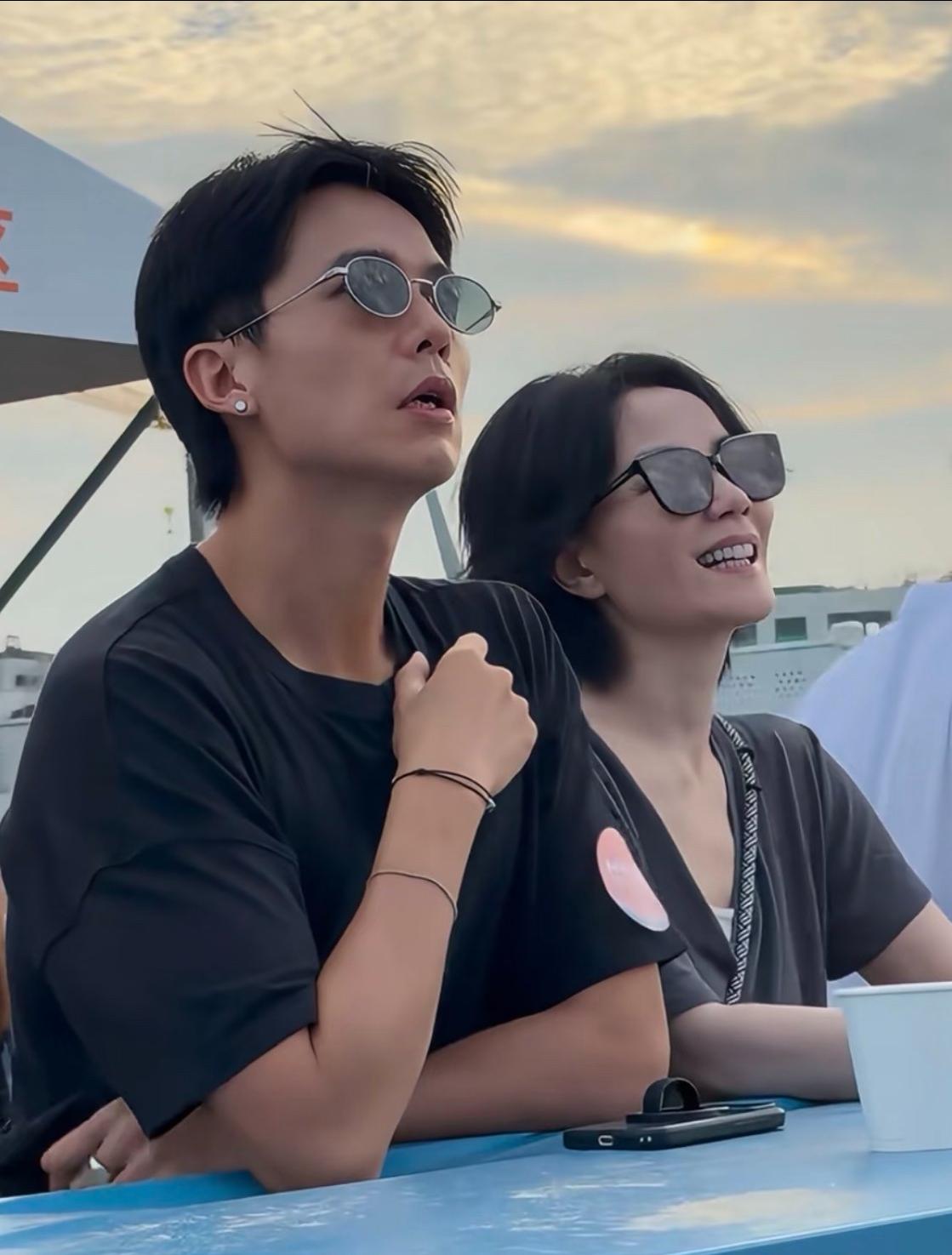 终于知道这次王菲参加音乐节她身边的那个男人是谁了8月29日，王菲现身阿那亚看