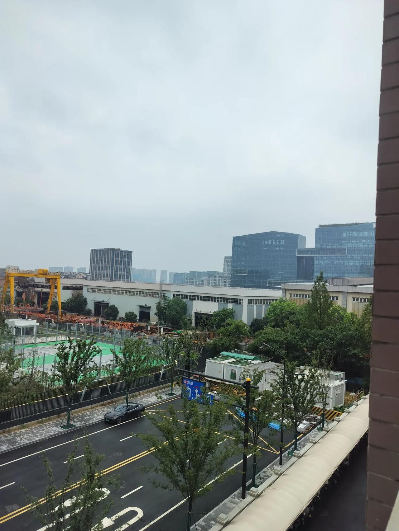 和儿子儿媳分开住后，忍不住时时去他们家看看，冰箱里也没啥菜，问儿子他说：‘’我在