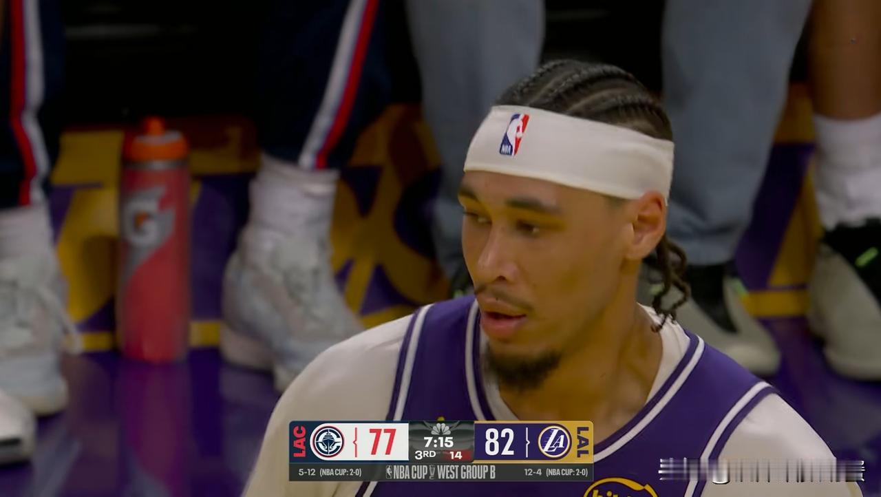 湖人中锋海斯终于打出了身价！在今天湖人主场以135：118大胜快船的比赛中，海斯