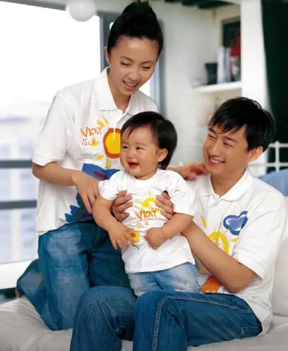 黄磊和孙莉，共有两女一男三个孩子。貌似两口子晒出和大女儿在一起时的照片比较多，