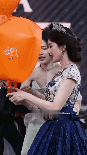 陈妍希和刘诗诗同框，能明显感觉到二人风格迥异。虽说刘诗诗的五官并非绝美，尤其是她