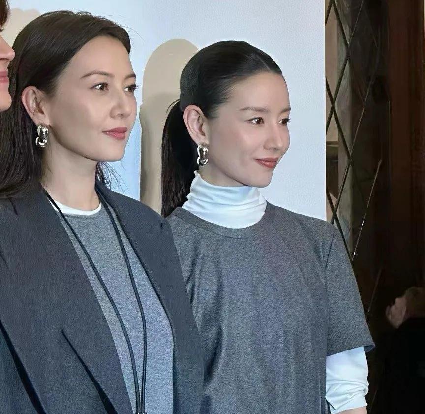 还得是高圆圆，气质和状态比董洁好多了。高圆圆和董洁的合影，董洁80年出生，今