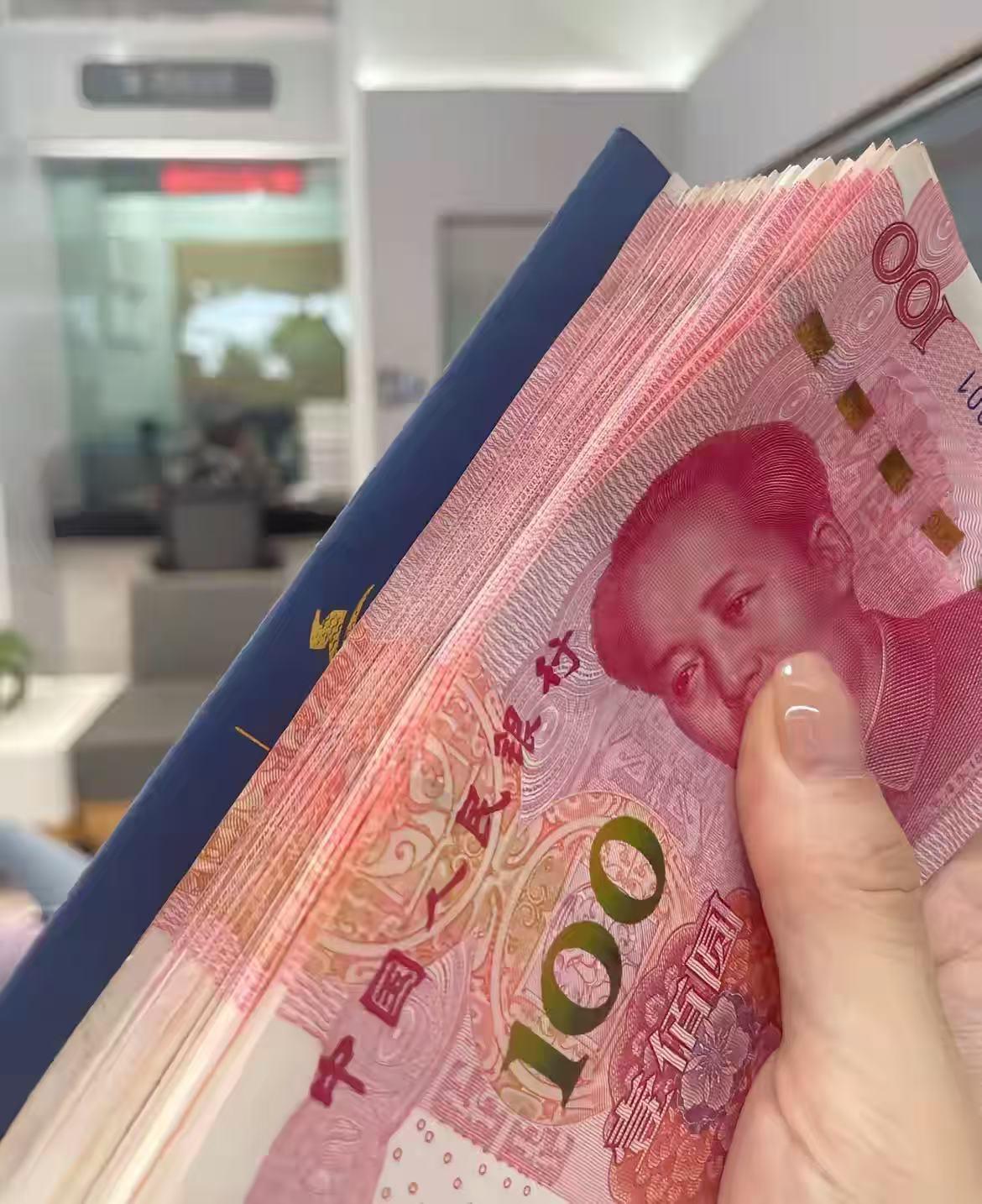 你不逼自己存钱，生活就要逼你低头。成年人的底气就两样：卡里有钱，身体健康。