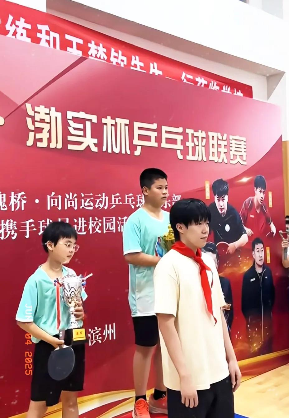 今日份新鲜魏桥男团，大头秒变王楚钦先生今天魏桥男团依然是进校园活动，身着奶黄