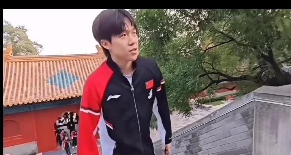 头头：这谁设计的抽签仪式？爬得我累坏了！哈哈！头哥疯狂吐槽。昨天下午北京大满贯抽
