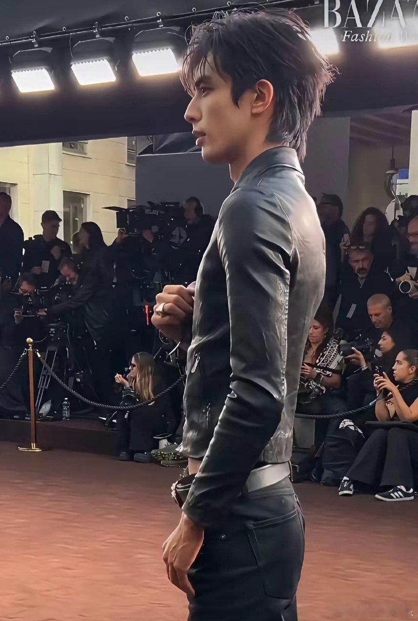 宋威龙这身材，老多女明星馋哭了，一点膘都不见