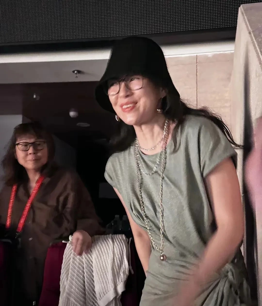 章子怡现身王力宏北京演唱会，她穿长裙戴着眼镜脸又小又精致好美