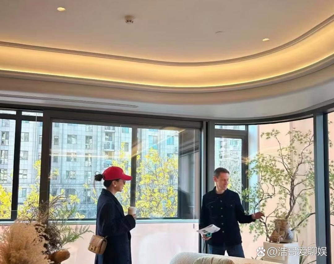 41岁朱珠在北京朝阳区看房，她的打扮时尚，身材好苗条，本人真的很漂亮！她去看的是