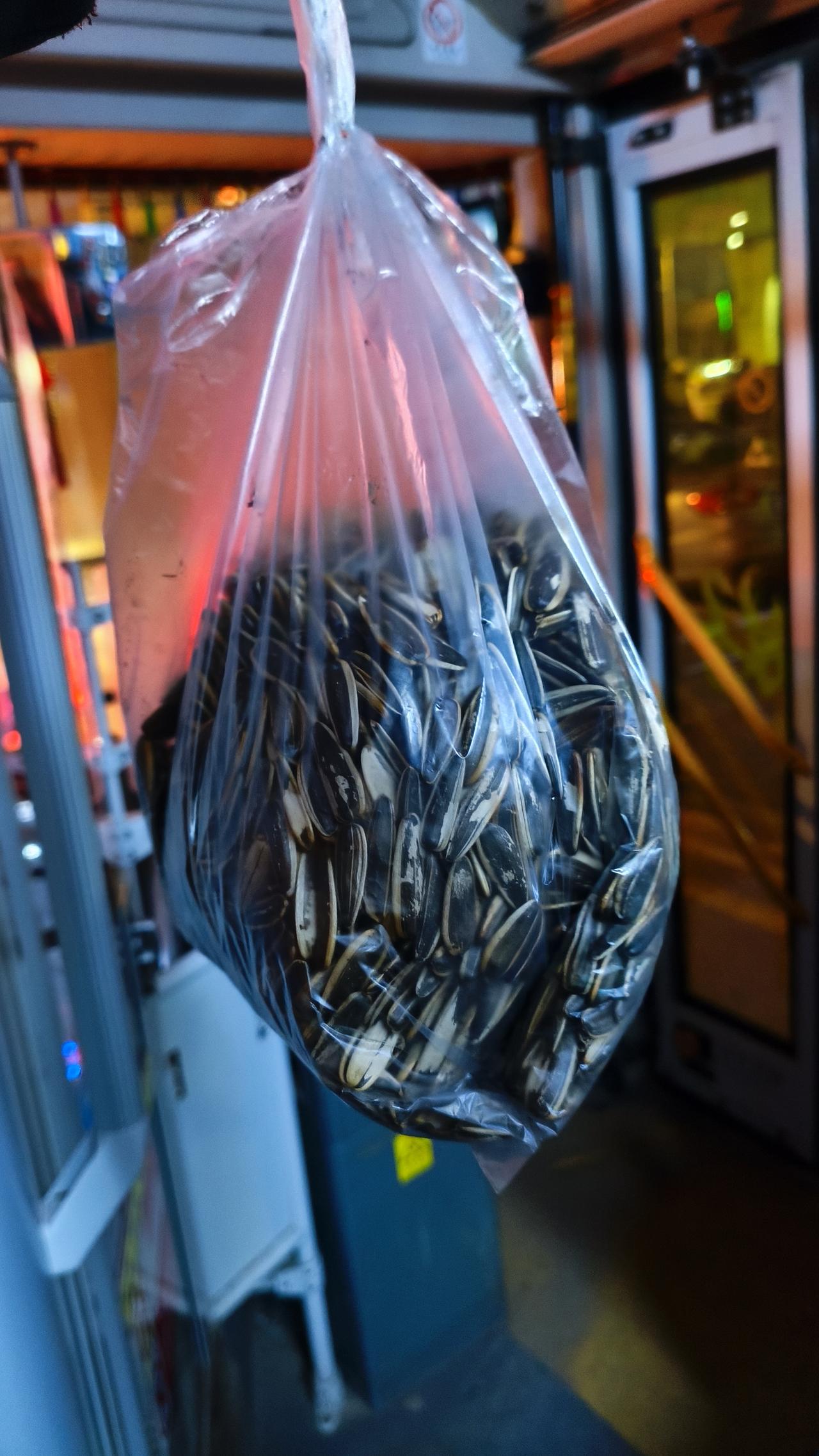 好便宜，沈阳物价断崖下跌这是为何？之前沈阳马裤边售卖现炒毛嗑10-14元/斤，今