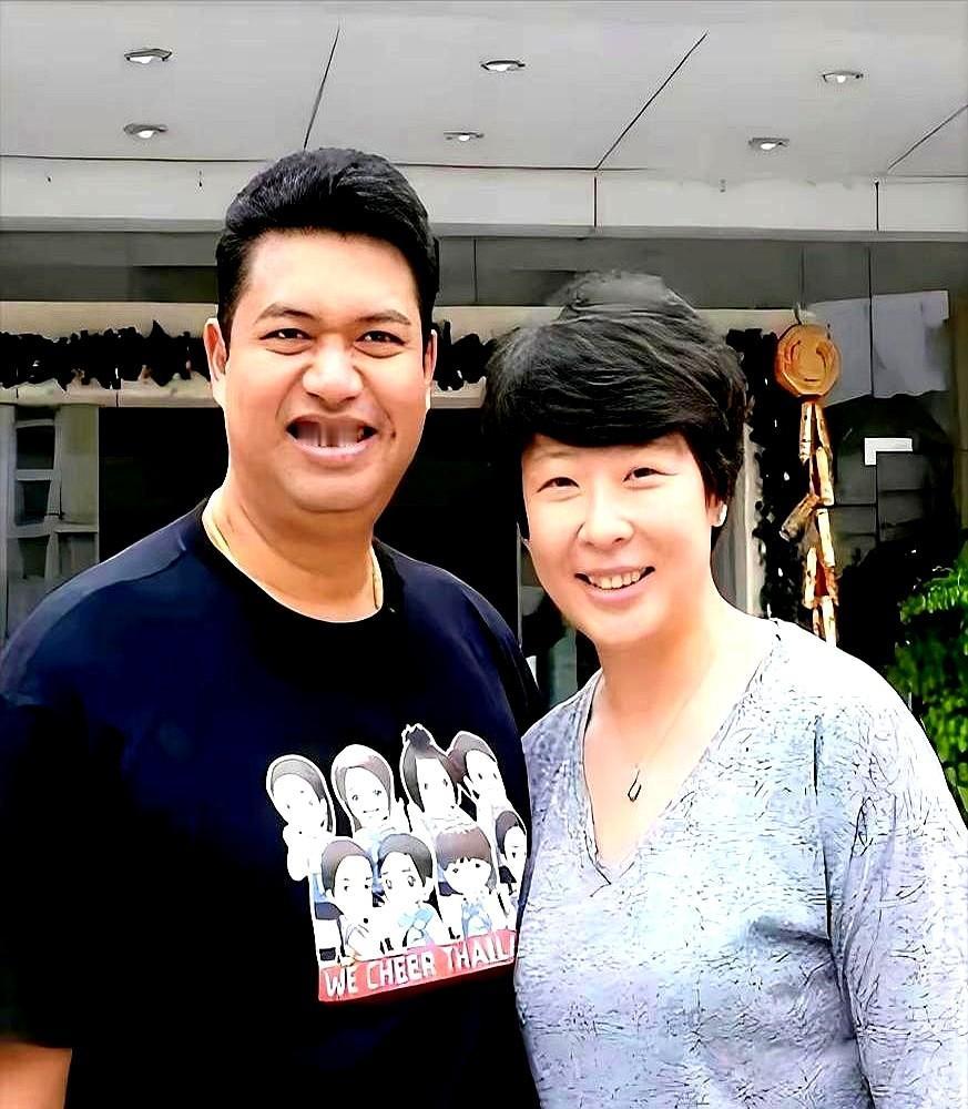 冯坤7岁的儿子，身高直逼1米4。这孩子往妈妈身边一站，头已经到了腰部，比同龄