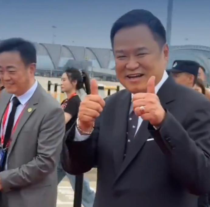 阿努廷落地成都后与记者互动！记者：欢迎到四川！阿努廷：Thankyou!