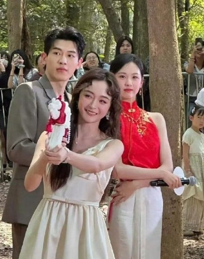 何泓姗看着一点不显老，38岁像18岁的小姑娘天真可爱。