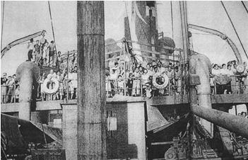 1946年11月，最后一艘遣返日本人的轮船开船前，负责遣返的李修业将军登上甲板，