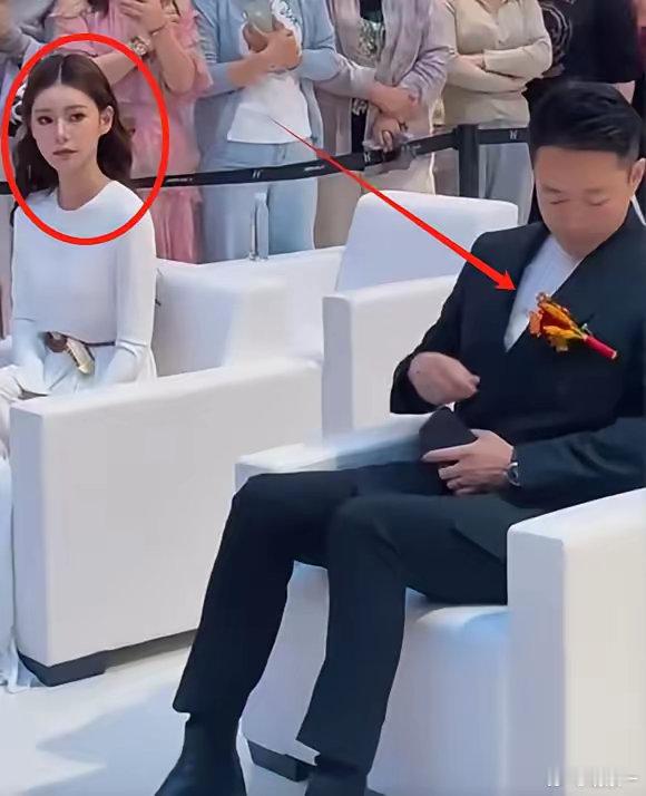 这才刚结婚，汪小菲就腻了！新婚第三天，汪小菲夫妇去参加了合肥一家店的裁剪。​这对