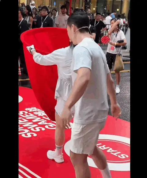 贾玲现在这么好看了吗？真是瘦了是王道。