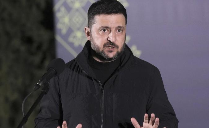 泽连斯基迎来一个坏消息！3月24日，乌克兰媒体透露，美国已经要求泽连斯基从顿