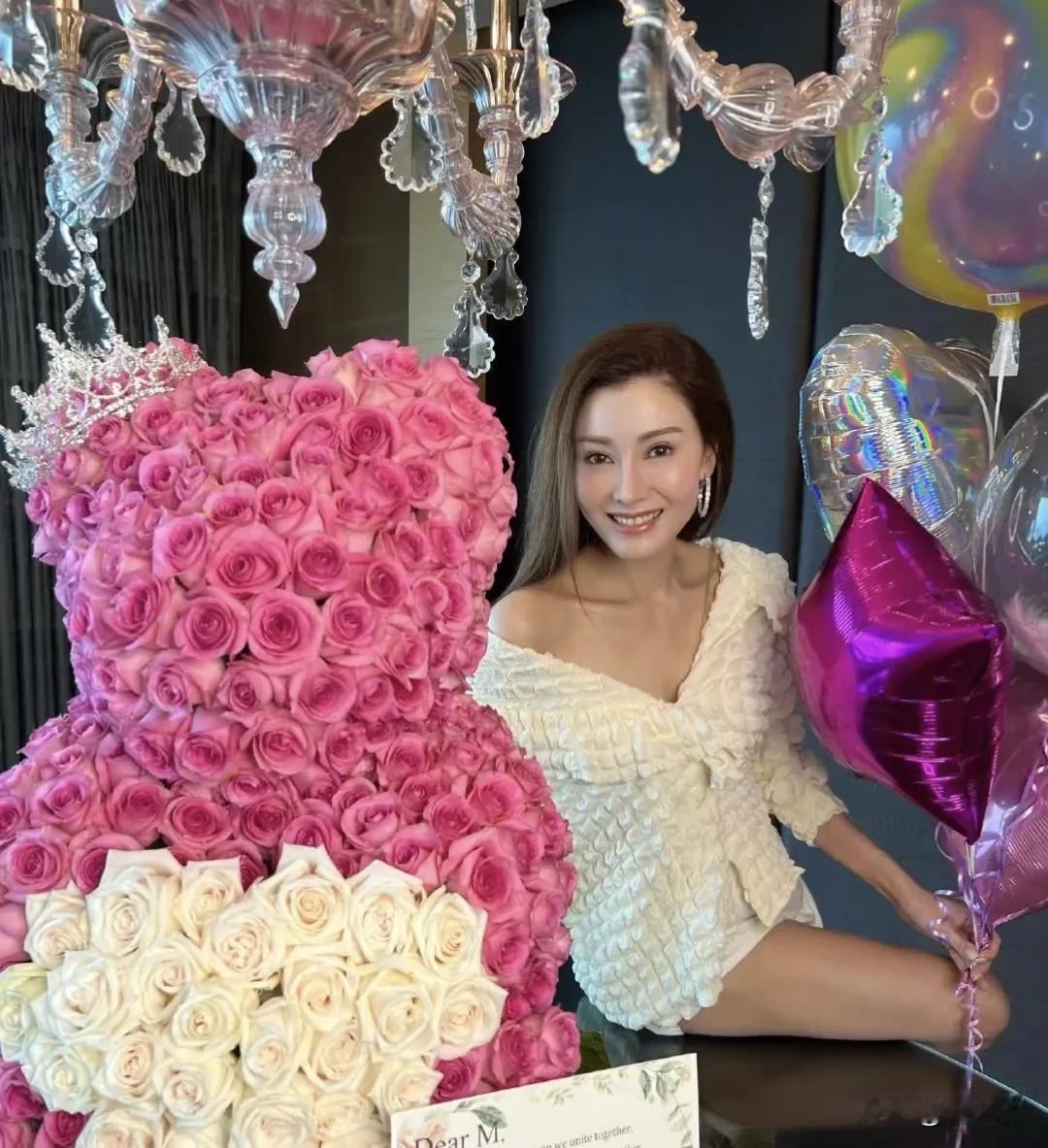 其实不管是时代的变化又或者是现在人的审美，李嘉欣都可以说是一个不折不扣的大美女。