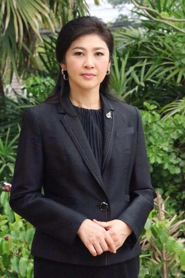 这位美女才是真正意义上的传统美女，她老了但没有大妈感，气质端庄大气，无论穿什么都