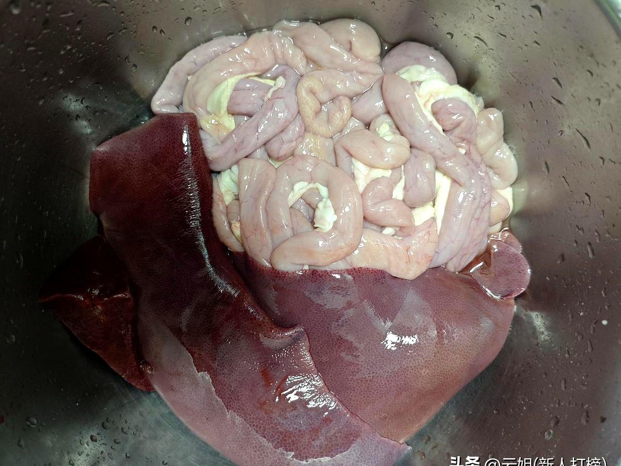 今早菜市转角抬手拎起一包粉肠猪肝，两斤半，颜色正，像从天掉下来的“福利”。话还