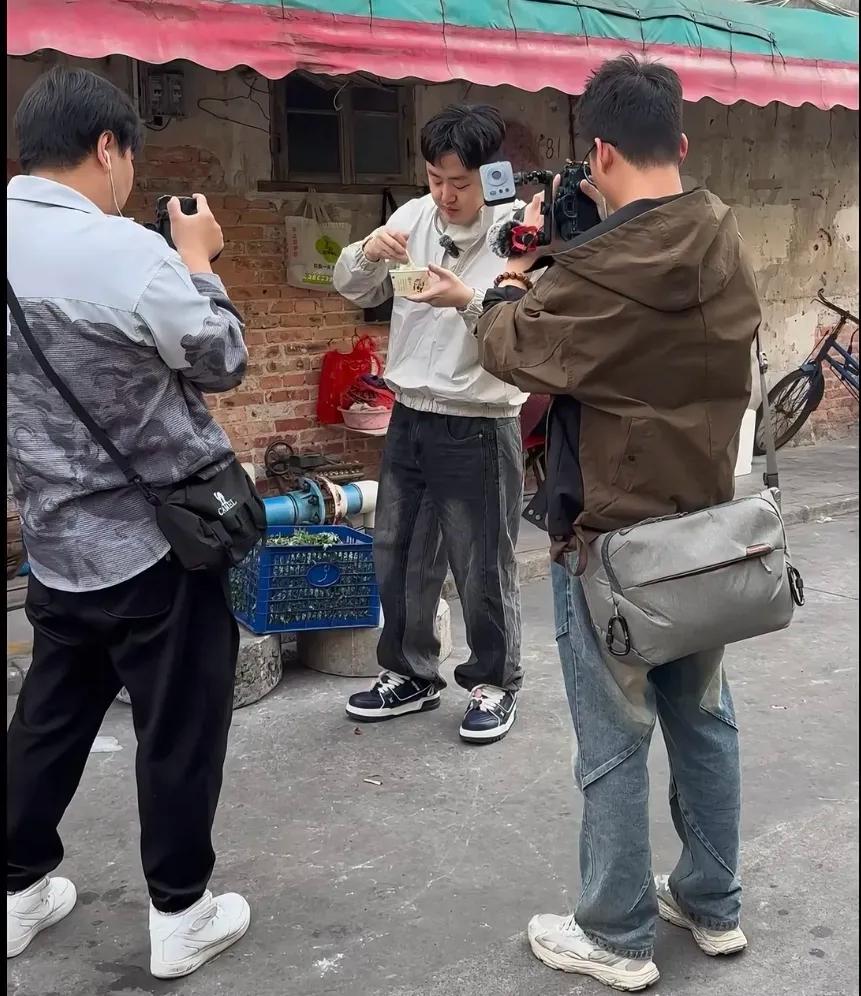 看完刘雨鑫摄影师团队幕后照，才懂网红探店根本不轻松。如果不是幕后照片曝光，我很难