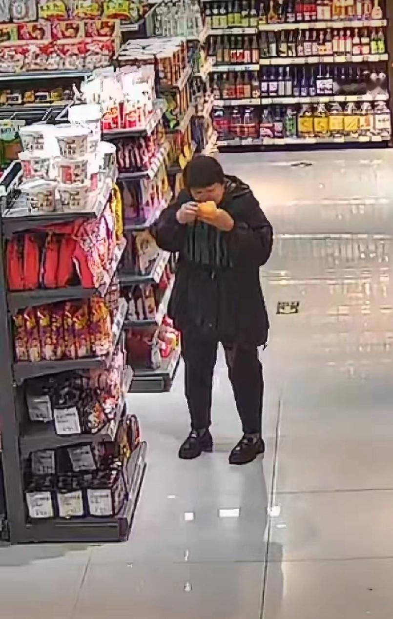 4月14日，安徽阜阳。一女子在超市内，径直拿起三个耙耙柑，在过道里明目张胆的啃了