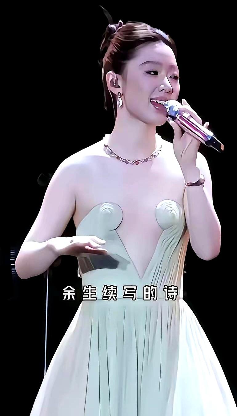 单依纯这礼服，造型师是认真的吗？真的，直接把我看傻了。妹妹明明是靠嗓子吃