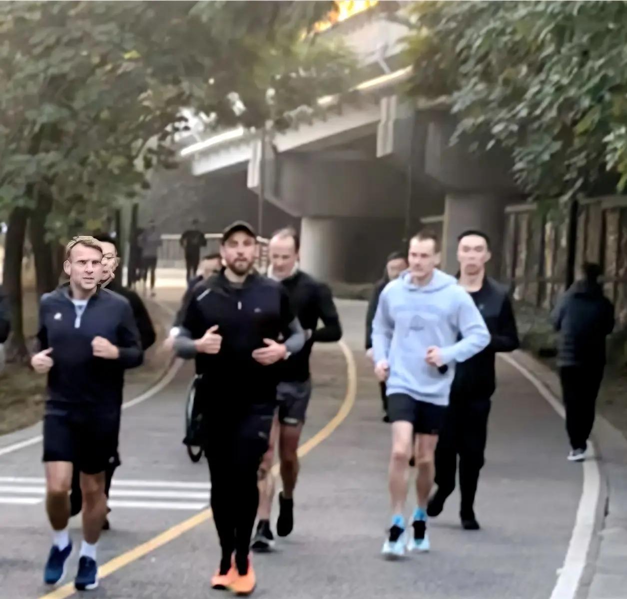 马克龙这次访华到了成都，有网友说他住了盛美利亚酒店，刚好每天上班都会经过，还意外