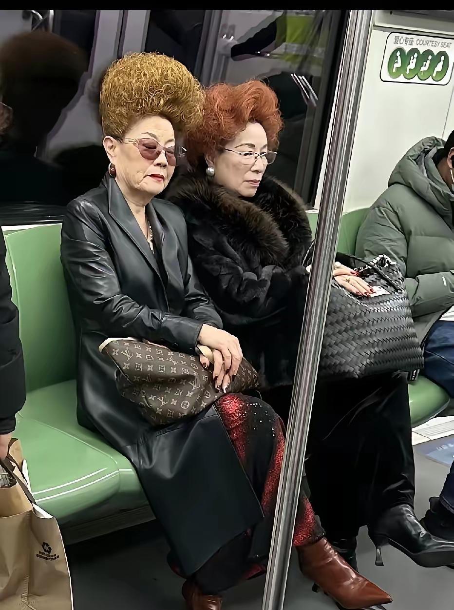天津地铁上这对老太太收拭得一尘不染，活出了年龄段榜样：出门在外，决不让自己显